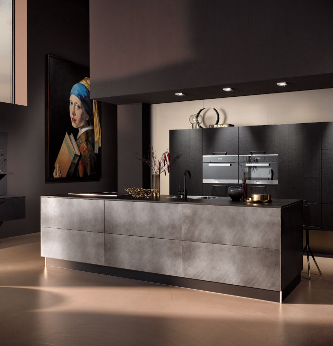 Marble kitchen with black worktop Marble kitchen with black worktop